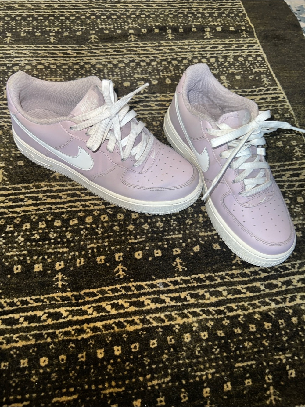Nike Women’s Lavender Low-Top Sneakers with White Swoosh